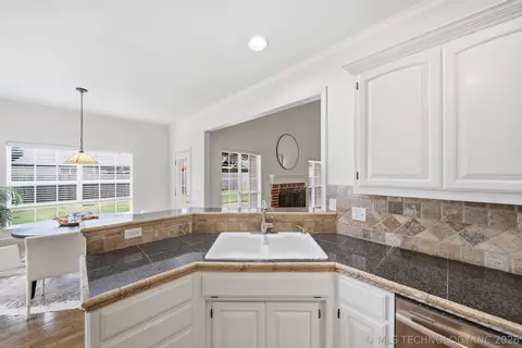 Kitchen - 8752 E 102nd St, Tulsa, OK 74133 photo 2 of 8