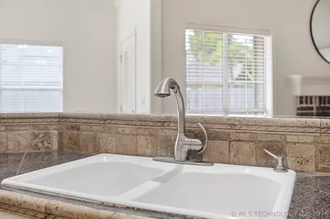 Kitchen - 8752 E 102nd St, Tulsa, OK 74133 photo 3 of 8