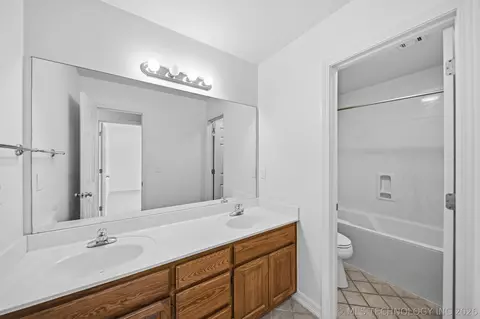 Bath - 8752 E 102nd St, Tulsa, OK 74133 photo 5 of 7