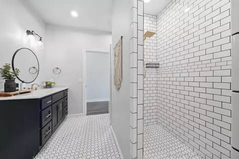 Bath - 30733 E 65th St S, Broken Arrow, OK 74014 photo 2 of 5