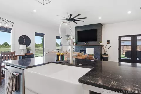 Kitchen - 30733 E 65th St S, Broken Arrow, OK 74014 photo 6 of 7