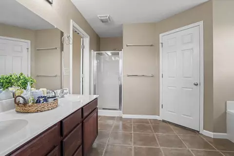 Bath - 3630 E Berkeley St, Broken Arrow, OK 74014 photo 2 of 3