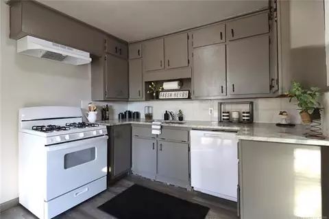 Kitchen - 3203 E Oklahoma Pl S, Tulsa, OK 74110 photo 2 of 2