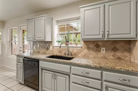 Kitchen - 9321 E 95th Pl S, Tulsa, OK 74133 photo 4 of 5