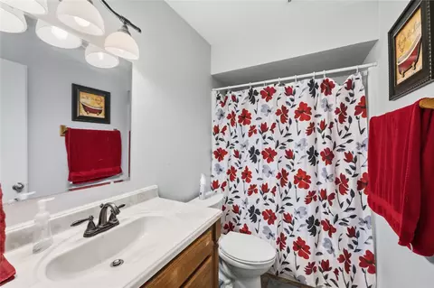 Bath - 1270 E 140th Pl, Glenpool, OK 74033 photo 2 of 2