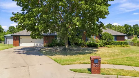 1100 SE Manor Dr, Bartlesville, OK 74006