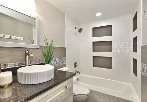 Bath - 601 E Toledo Pl, Broken Arrow, OK 74012 photo 1 of 2