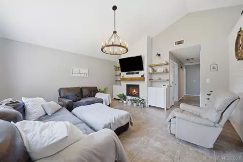 Living - 608 Pine St, Henryetta, OK 74437 photo 1 of 3