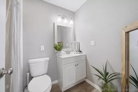 Bath - 608 Pine St, Henryetta, OK 74437 photo 1 of 3