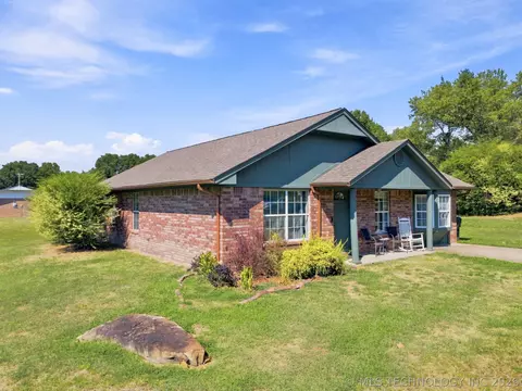 Exterior - 608 Pine St, Henryetta, OK 74437 photo 1 of 4