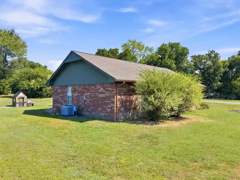 Exterior - 608 Pine St, Henryetta, OK 74437 photo 3 of 4