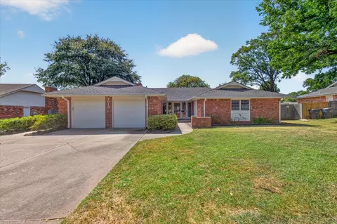 1913 Rolling Hills Dr, Bartlesville, OK 74006