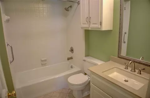 Bath - 704 E Union Ct, Broken Arrow, OK 74011 photo 3 of 5