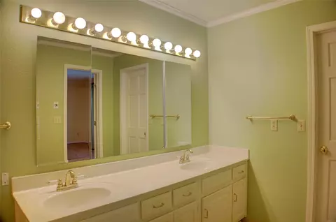 Bath - 704 E Union Ct, Broken Arrow, OK 74011 photo 2 of 5