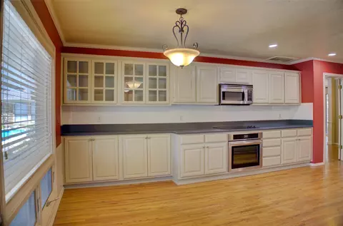 Kitchen - 704 E Union Ct, Broken Arrow, OK 74011 photo 4 of 4