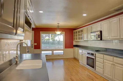 Kitchen - 704 E Union Ct, Broken Arrow, OK 74011 photo 3 of 4