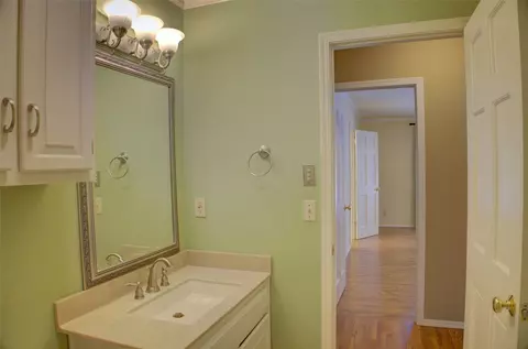 Bath - 704 E Union Ct, Broken Arrow, OK 74011 photo 4 of 5