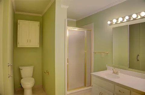 Bath - 704 E Union Ct, Broken Arrow, OK 74011 photo 1 of 5