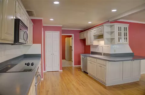 Kitchen - 704 E Union Ct, Broken Arrow, OK 74011 photo 2 of 4