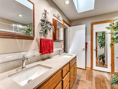 Bath - 34052 E 703 Rd, Wagoner, OK 74467 photo 1 of 3