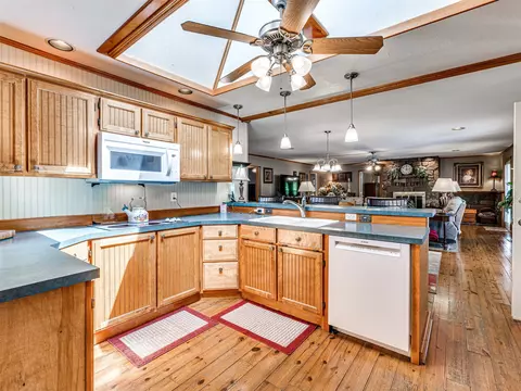 Kitchen - 34052 E 703 Rd, Wagoner, OK 74467 photo 5 of 9