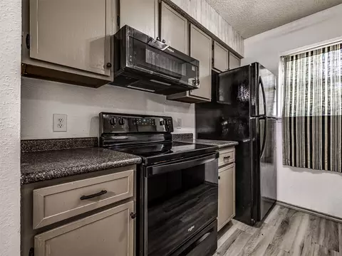 Kitchen - 2217 E 67th Street S 1502, Tulsa, OK 74136 photo 2 of 7