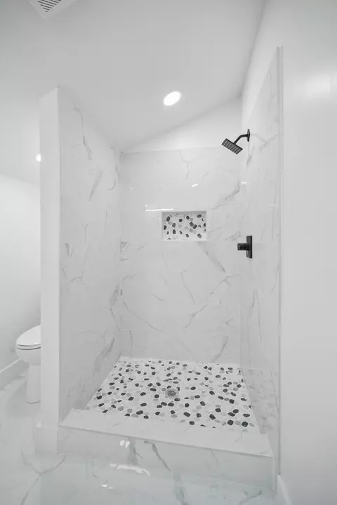 Bath - 2542 E Newton Pl N, Tulsa, OK 74110 photo 3 of 6
