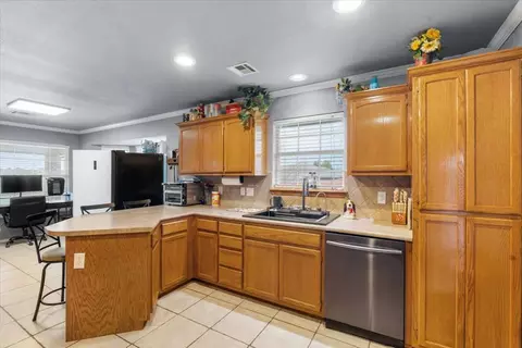 Kitchen - 8517 E Madison St, Broken Arrow, OK 74014 photo 5 of 6