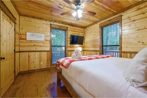 Bedroom - 237 High Peak Trl, Broken Bow, OK 74728 photo 5 of 5