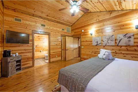 Bedroom - 237 High Peak Trl, Broken Bow, OK 74728 photo 3 of 5