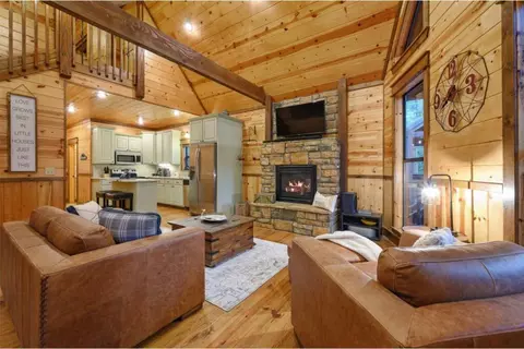 Living - 237 High Peak Trl, Broken Bow, OK 74728 photo 2 of 6