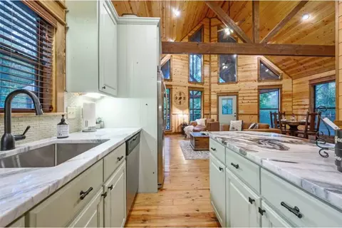 Kitchen - 237 High Peak Trl, Broken Bow, OK 74728 photo 2 of 3