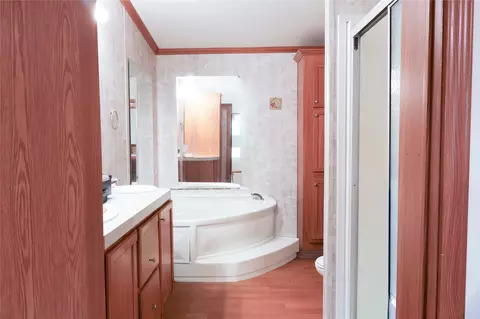 Bath - 419231 1139 Rd, Eufaula, OK 74432 photo 1 of 2