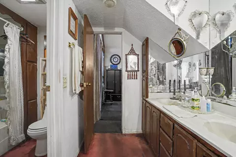 Bath - 3548 E 29th St, Tulsa, OK 74114 photo 3 of 5