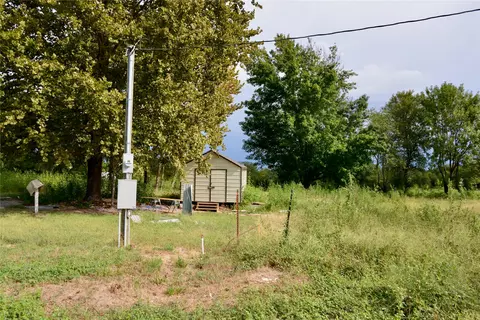 16401 E Hackberry Rd, Henryetta, OK 74437 photo 2