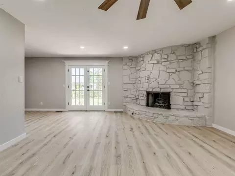 Living - 13365 E 32nd Pl, Tulsa, OK 74134 photo 5 of 6