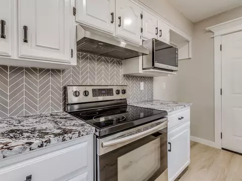 Kitchen - 13365 E 32nd Pl, Tulsa, OK 74134 photo 3 of 5