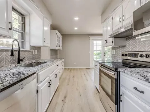 Kitchen - 13365 E 32nd Pl, Tulsa, OK 74134 photo 4 of 5