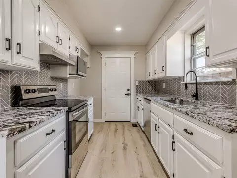 Kitchen - 13365 E 32nd Pl, Tulsa, OK 74134 photo 2 of 5