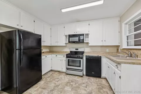 Kitchen - 6115 E 4th St, Tulsa, OK 74112 photo 2 of 3