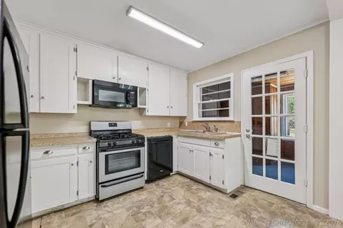 Kitchen - 6115 E 4th St, Tulsa, OK 74112 photo 3 of 3