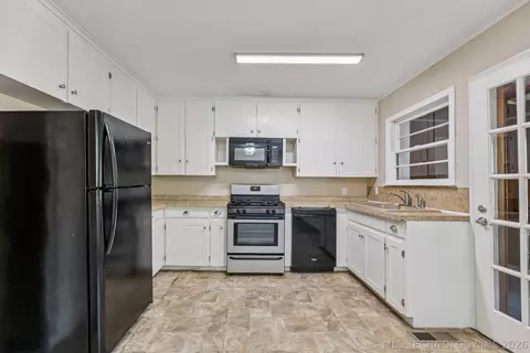 Kitchen - 6115 E 4th St, Tulsa, OK 74112 photo 1 of 3