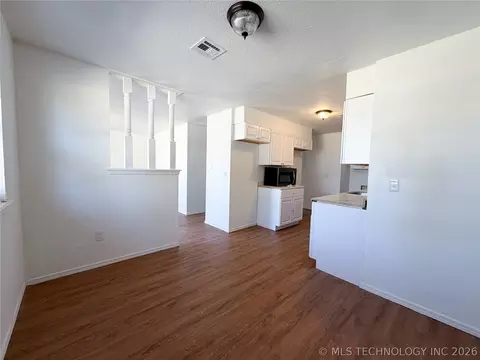 422 E 24th St, Okmulgee, OK 74447 photo 3