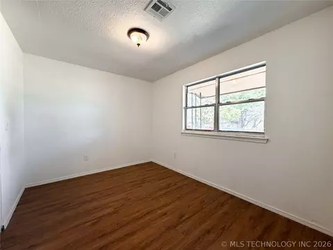 422 E 24th St, Okmulgee, OK 74447 photo 4