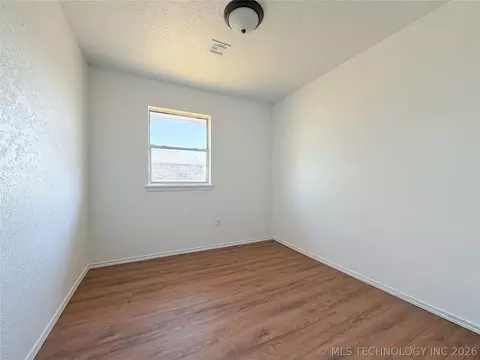 422 E 24th St, Okmulgee, OK 74447 photo 8
