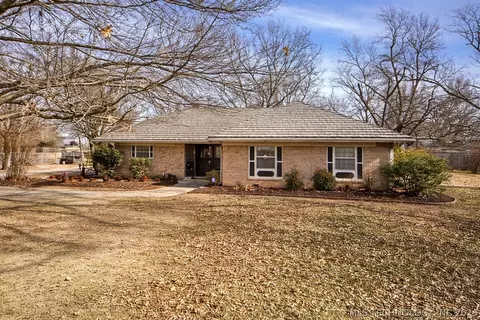 810 S Wood Ave, Hominy, OK 74035