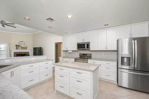 Kitchen - 19610 E 49th Pl S, Broken Arrow, OK 74014 photo 7 of 7