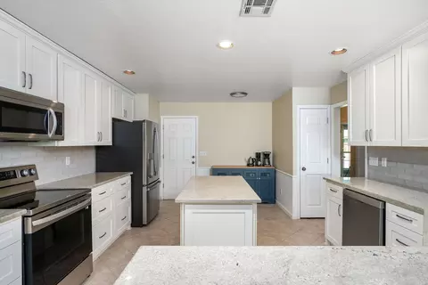 Kitchen - 19610 E 49th Pl S, Broken Arrow, OK 74014 photo 3 of 7