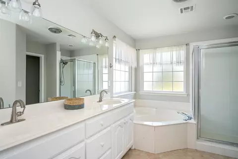 Bath - 19610 E 49th Pl S, Broken Arrow, OK 74014 photo 1 of 3