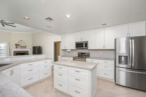 Kitchen - 19610 E 49th Pl S, Broken Arrow, OK 74014 photo 7 of 7